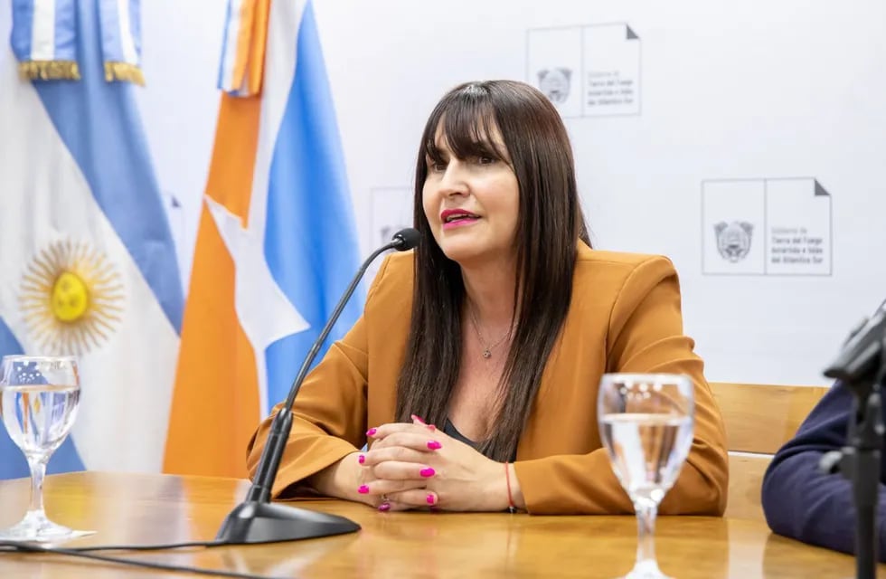 Ministra de Producción y Ambiente, Karina Fernández