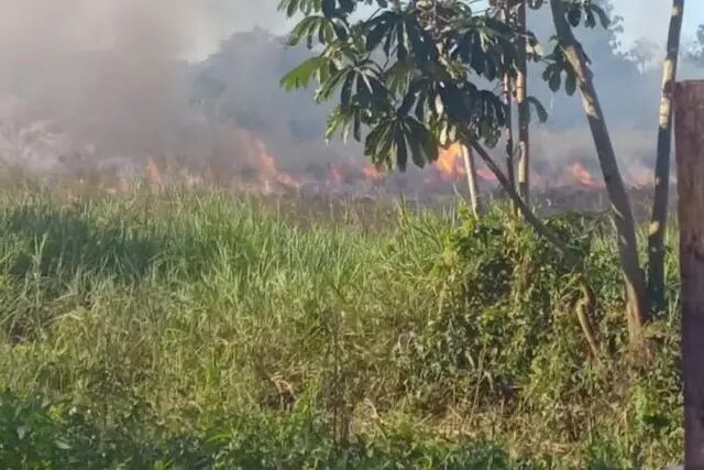 Bomberos Voluntarios de Puerto Iguazú lograron sofocar un incendio con ayuda de vecinos
