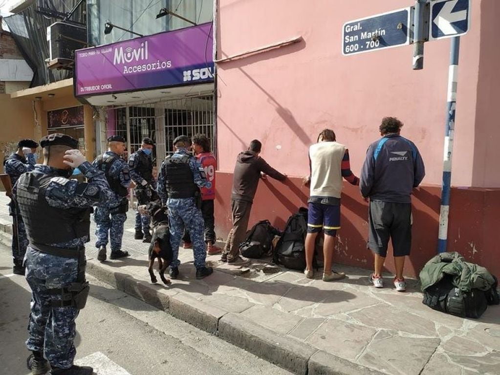 La Policía de Jujuy desplegó sus efectivos para controlar el cumplimiento del decreto presidencial que ordena el aislamiento obligatorio.