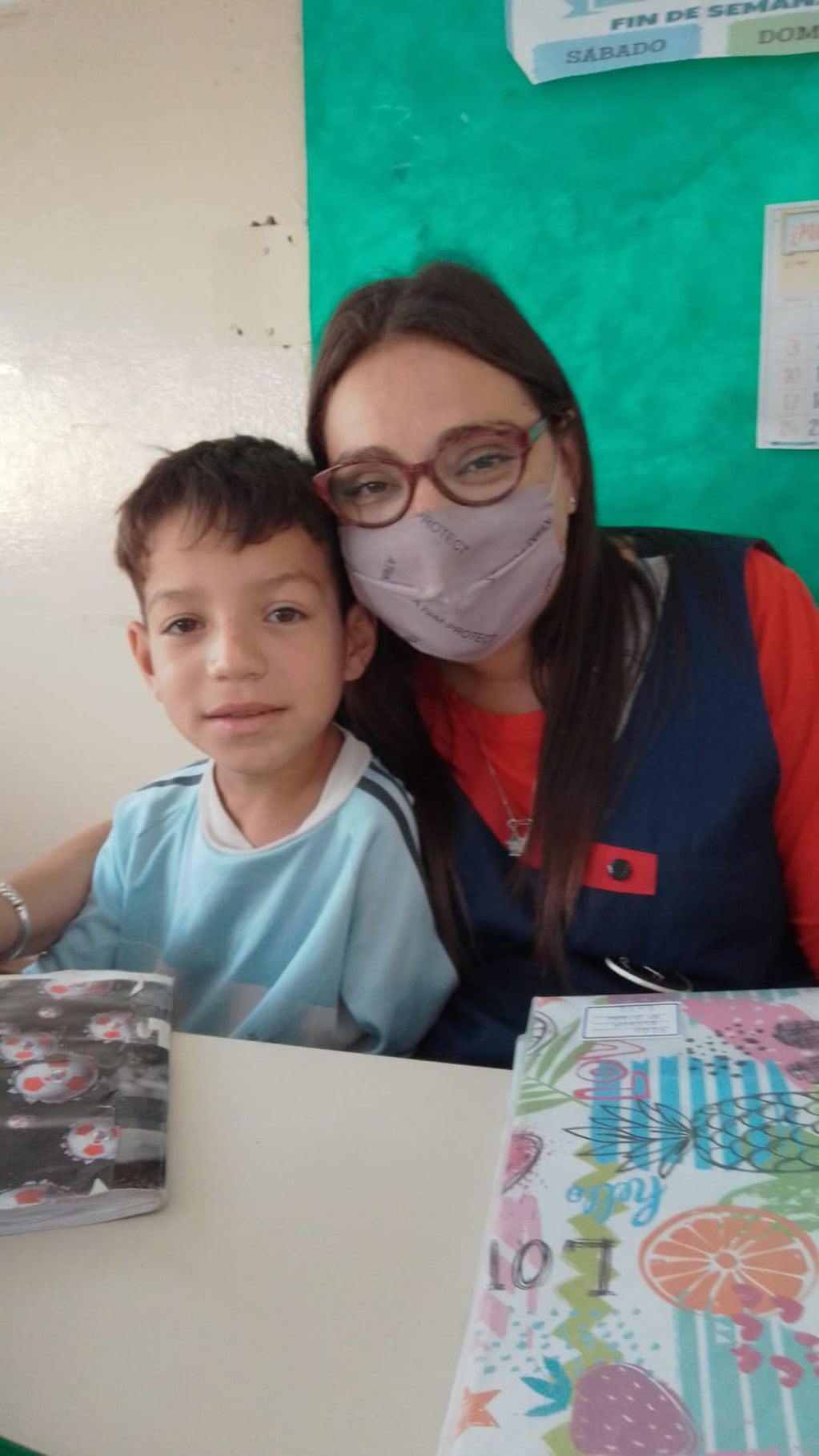 Agustín junto a Ileana Bulacio, su docente de tercer grado.