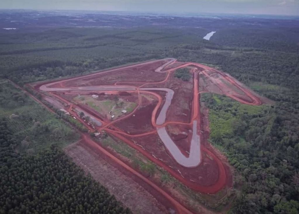 Avanzan a paso firme las obras de asfaltado en el Autódromo “Enrique Seeber” de Eldorado.