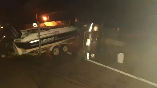 Despistó y volcó una camioneta que llevaba una lancha en Capioví