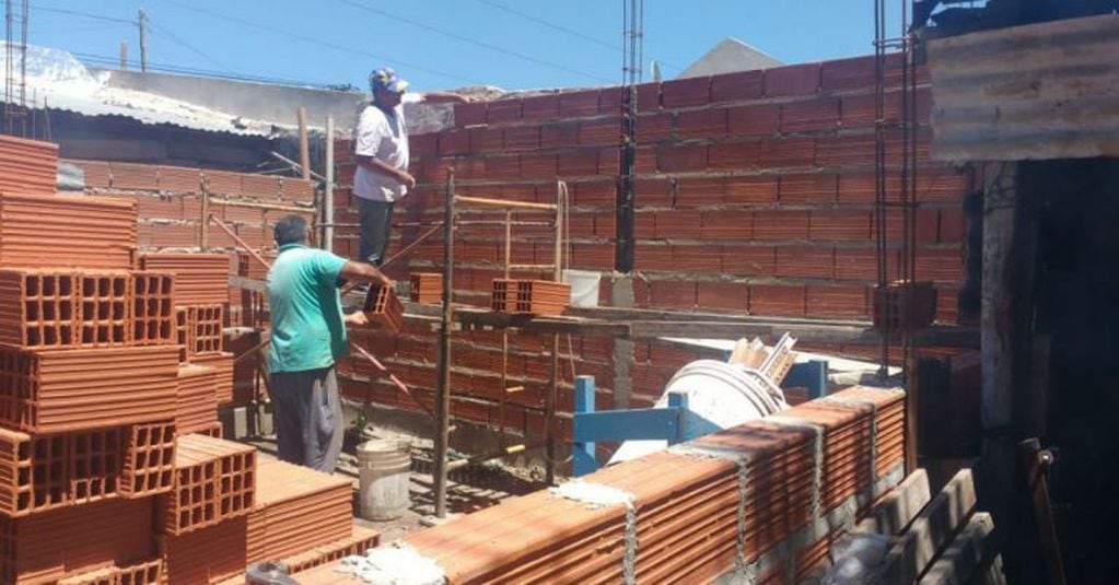 Sebastián Armenault hace donaciones por cada kilómetro recorrido. En mayo corrió 165 del desierto de Fiambalá y sorprendió con regalos a nenes carenciados.