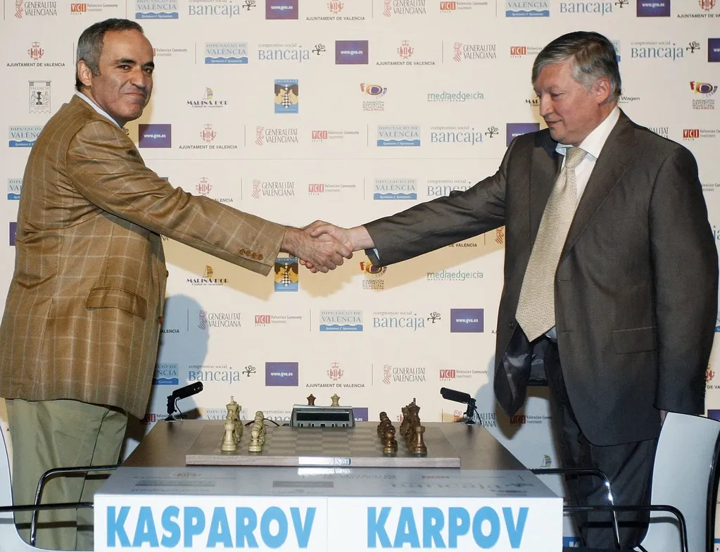 Garry Kasparov y Anatoly Kárpov en un encuentro del 2009.