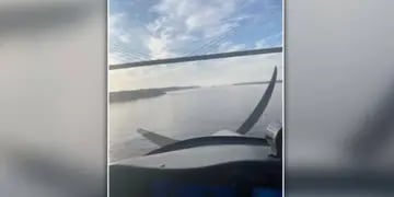 Un piloto pasó en avioneta debajo del puente Rosario-Victoria