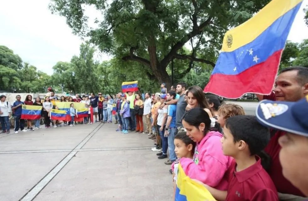 Chicos venezolanos ya estudian en los colegios de Mendoza.