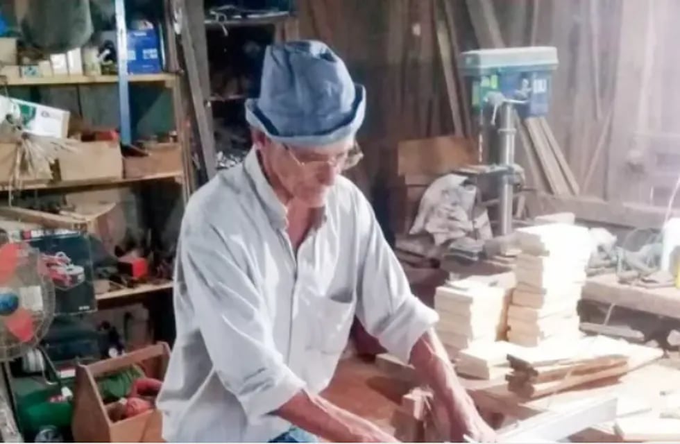 Pablo Strieder fabrica juguetes de madera