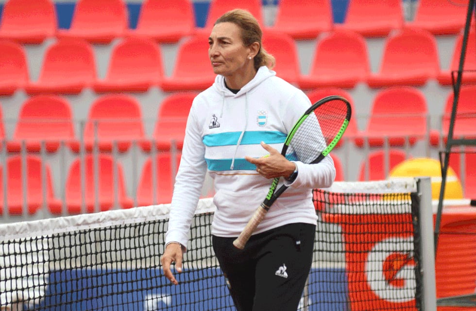 Mercedes Paz es la entrenadora del equipo femenino de tenis de Argentina en Santiago 2023. (@guillebuelga)