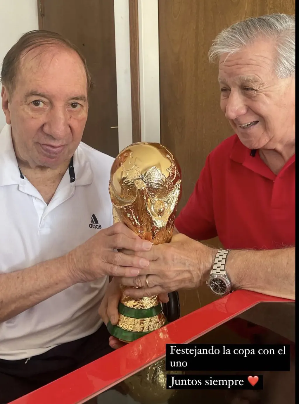 Carlos Bilardo sosteniendo la copa del mundo.