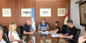 Firma del contrato entre la Municipalidad y el Aero Club de Rafaela