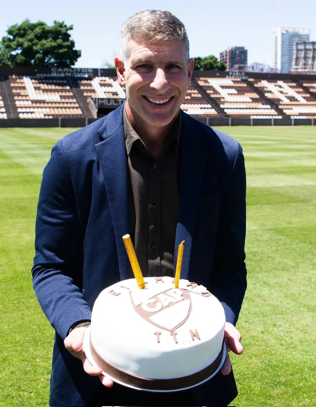 Martín Palermo junto a la torta que le hizo Platense para homenajearlo por su cumpleaños.