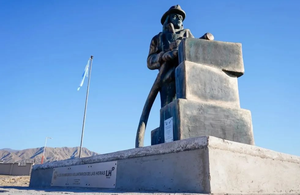 La municipalidad de La Heras reinauguró el monumento al Bombero Voluntario Argentino que está en la rotonda de Regalado Olguín de El Challao. Gentileza MLH