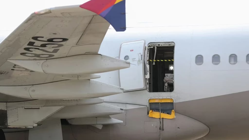 La puerta de emergencia del Airbus A321 de Asiana Airlines. Foto: Infobae