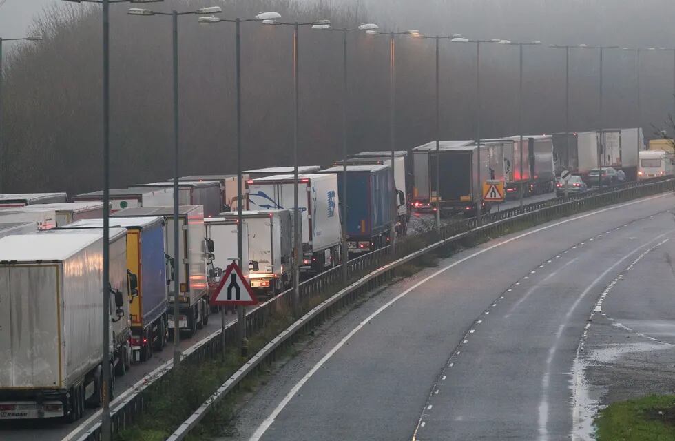 Camiones varados tras el cierre de la frontera entre Francia y el Reino Unido