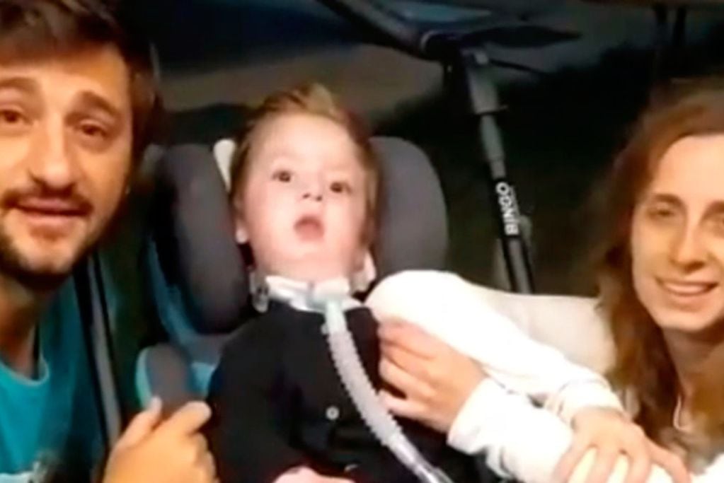 Los padres celebraron la noticia en redes sociales junto a su pequeño hijo "Lolo". (Captura de video)