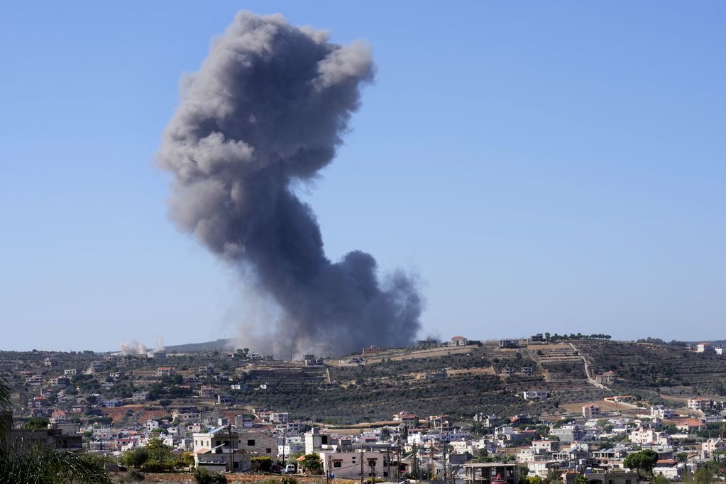 Una columna de humo se eleva a consecuencia de un ataque aéreo israelí en las afueras de Aita al Shaab, un poblado libanés fronterizo con Israel, el sábado 4 de noviembre de 2023, en el sur de Líbano.