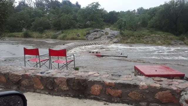 Importante creciente se registró este lunes en el río San Antonio tras el intenso temporal en Punilla.