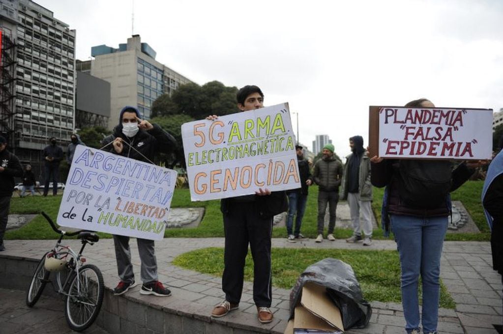 Cientos de personas se manifiestan en contra de la cuarentena en el Obelisco (Foto: Clarín)