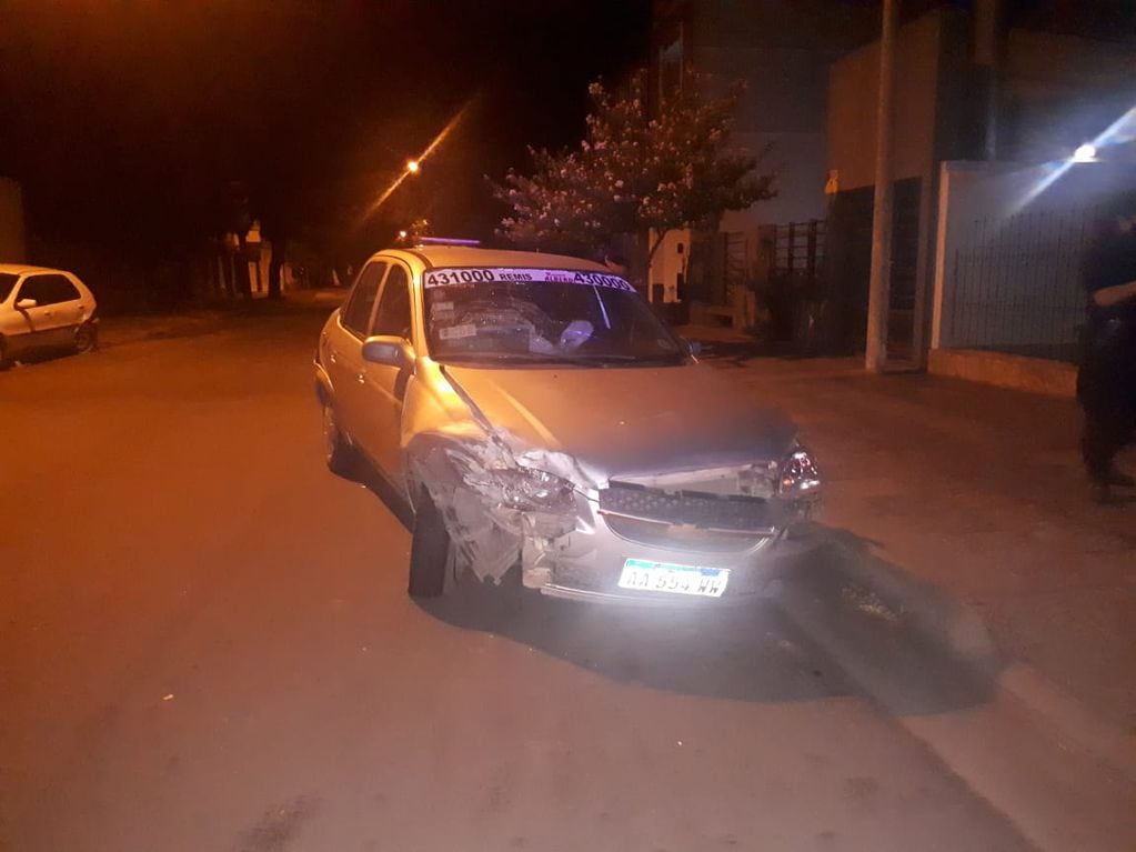 El remis impactó contra un vehículo estacionado en Espora 378