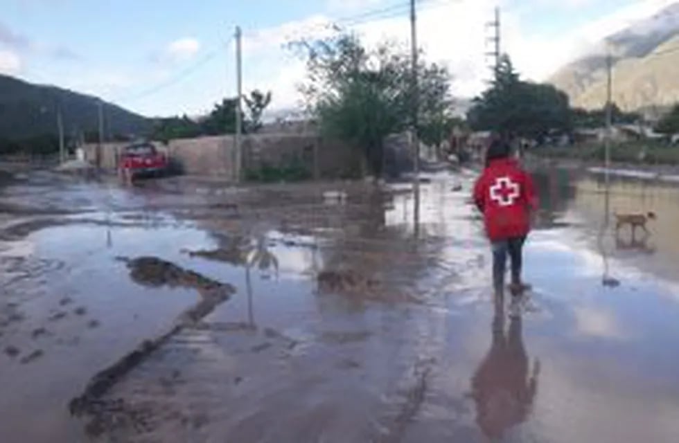 BAS04. JUJUY (ARGENTINA), 12/01/2017.- Fotografía cedida por la Cruz Roja de Argentina que muestra a personal de la organización en la zona de un alud este miu00e9rcoles, 11 de enero de 2017, en Jujuy (Argentina). Cerca de 500 personas siguen evacuadas hoy en la provincia argentina de Jujuy (norte) debido al alud de barro y a las inundaciones registradas desde este martes, mientras las autoridades locales declararon 
