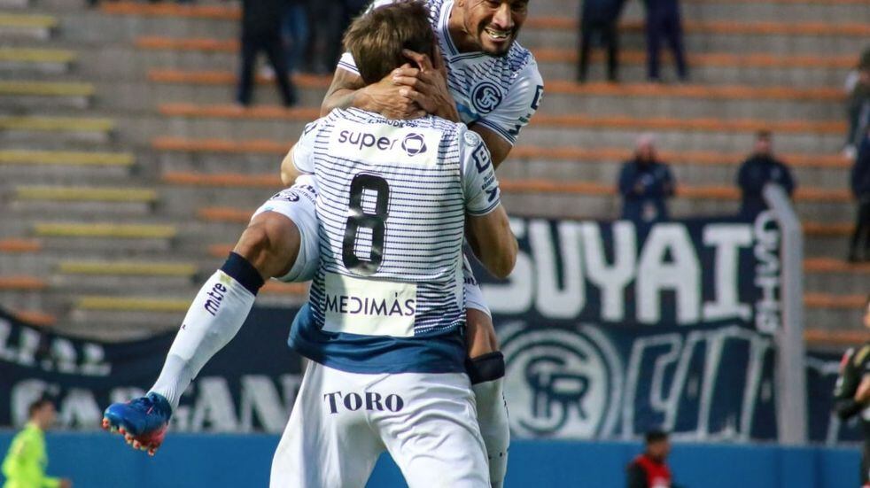 Matías Quiroga salta y abraza a Diego Tonetto, en la alegría de Independiente Rivadavia luego de ganar ante Estudiantes de Buenos Aires.