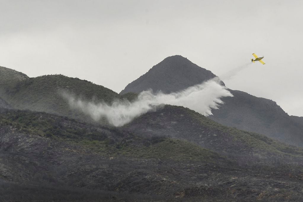 fin de semana crítico y catastrófico -con el viento Zonda se propagaron distintos focos de incendio que consumieron a unas 2.500 hectáreas en el piedemonte de Luján de Cuyo

Foto: Orlando Pelichotti