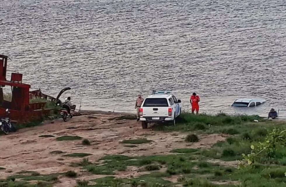 Los frenos del vehículo habrían fallado y se deslizó hasta caer en el río.