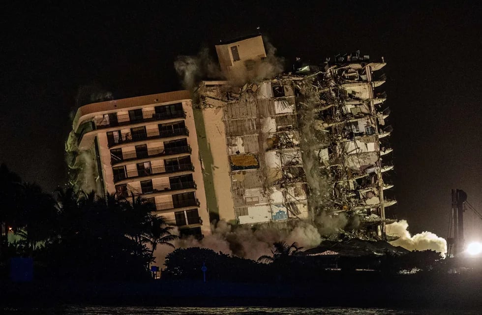 Demolieron la parte del edificio colapsado en Surfside, Miami, ante el latente riesgo de un nuevo derrumbe.