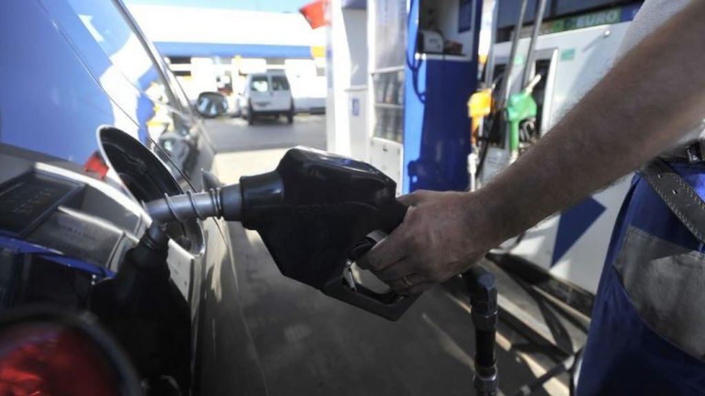 Las estaciones de Rosario cobrarán un porcentaje adicional por cada litro de combustible cargado.