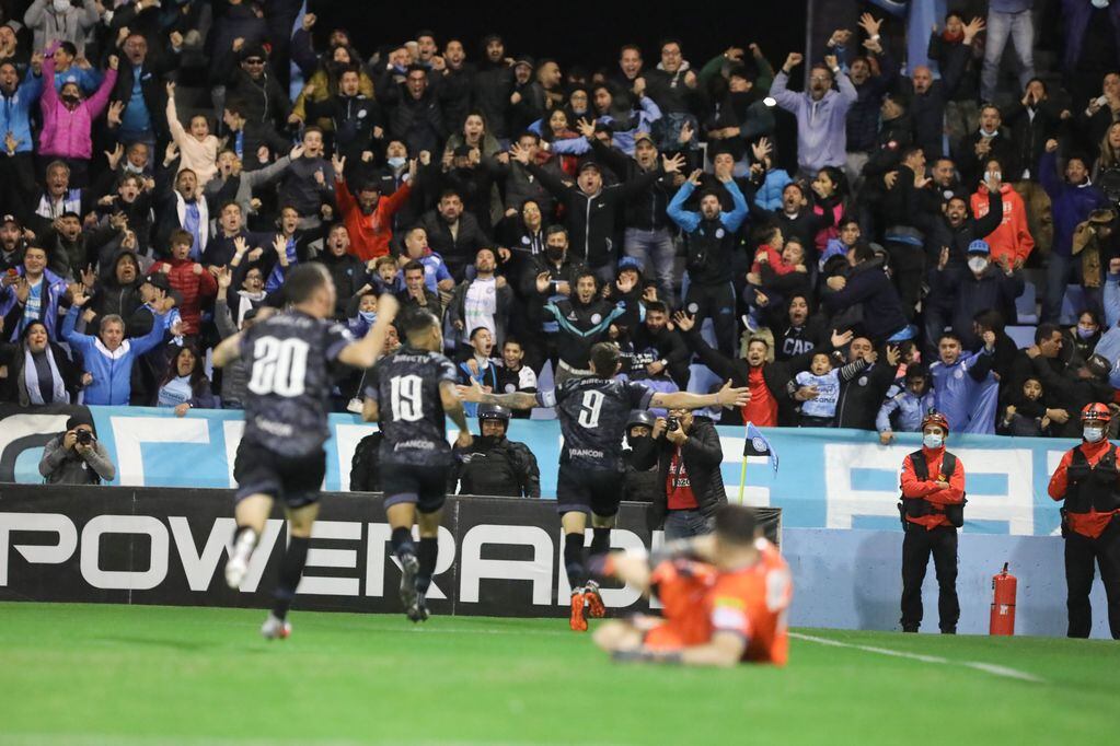 Gol de Pablo Vegetti, triunfo del Belgrano puntero y a estadio lleno. El marco ideal para pedir matrimonio.