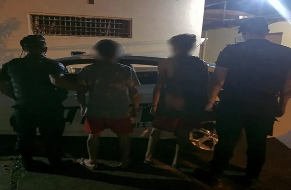 Dos jóvenes detenidos tras intentar violentar un automóvil.