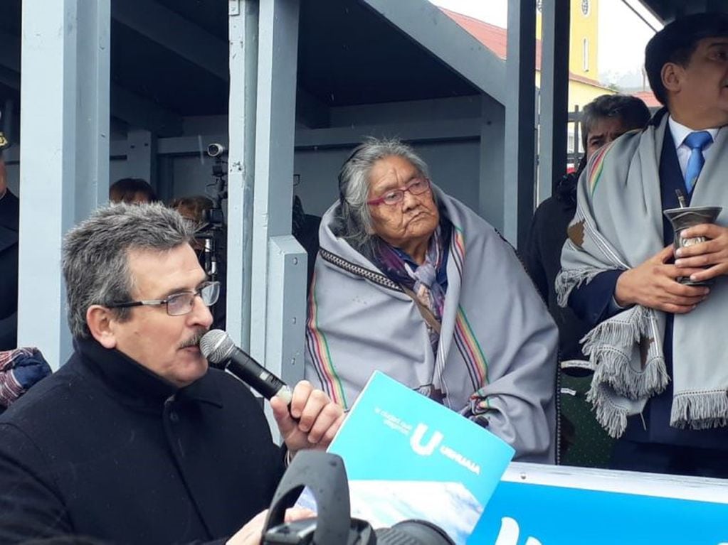 Aniversario Ushuaia - Cristina  Calderón ,última Yagán junto al vicegobernador Arcando