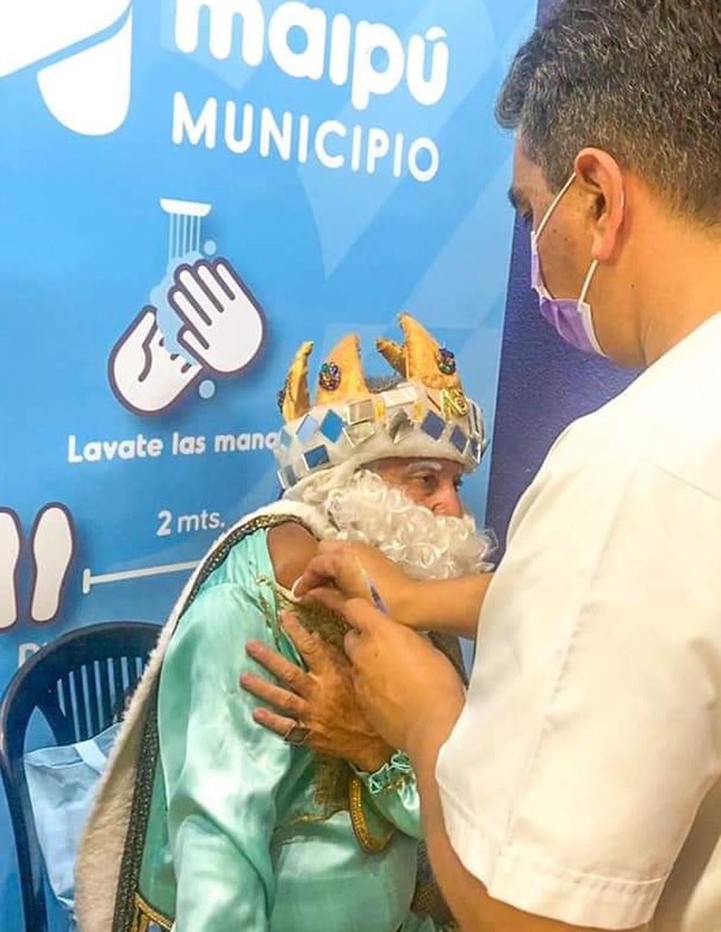 Uno de los Reyes Magos recibe la dosis de su vacuna contra el Coronavirus. Gentileza MM