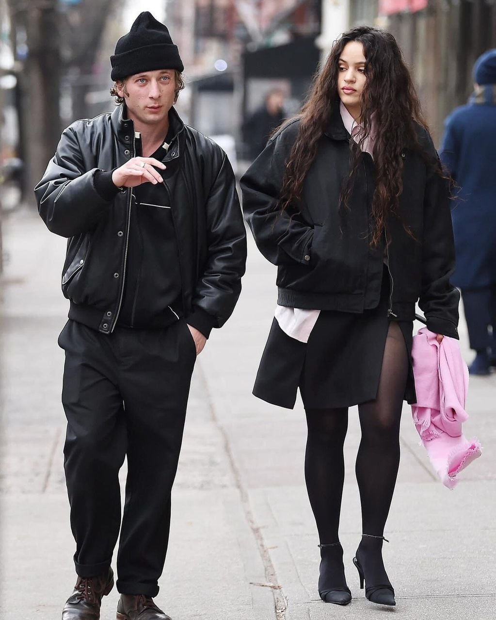 Rosalía y Jeremy Allen White caminando juntos en enero.