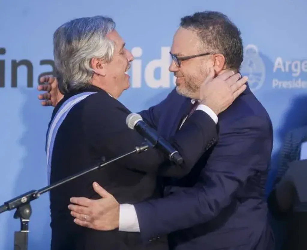 Otros tiempos: Alberto Fernández y Kulfas se saludaban amistosamente. Este lunes, el exministro le presentó la renuncia formal al Presidente. Foto: Web