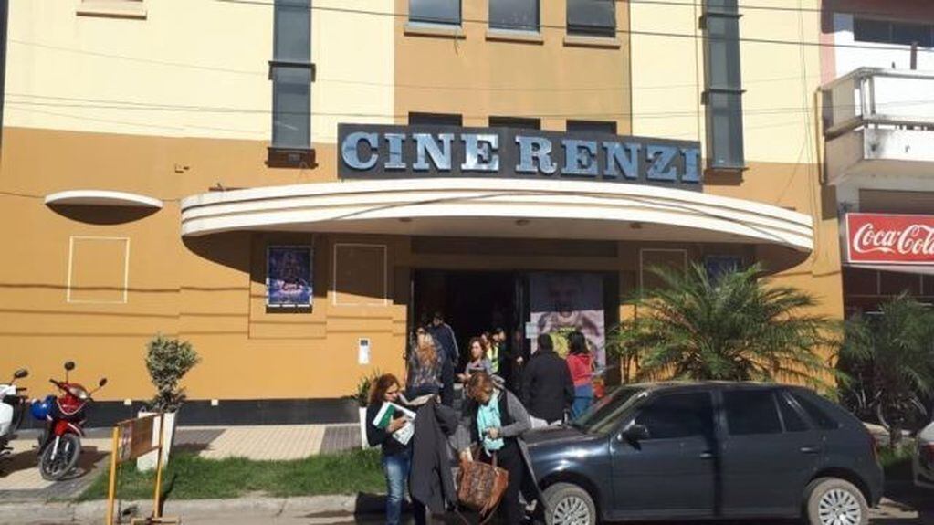 Se desplomó el escenario del Teatro Renzi en La Banda y hay varios heridos