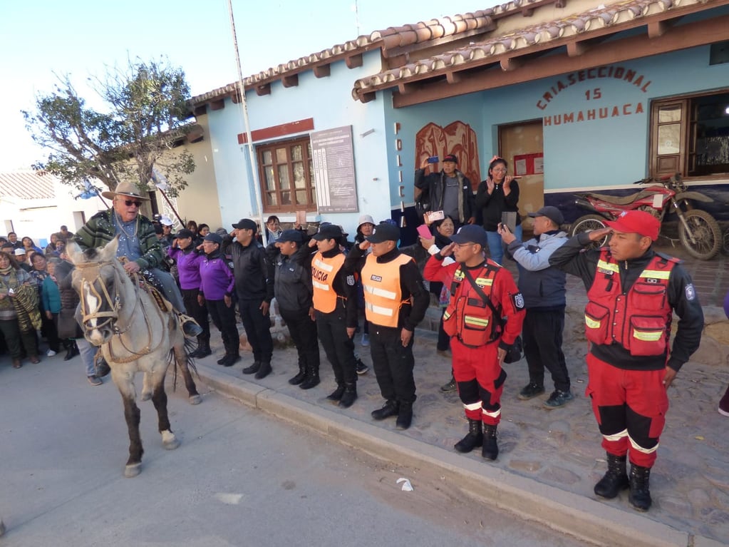 A su paso por la unidad policial de la ciudad, el personal se formó en el frente del edificio para rendirle homenaje al padre Olmedo con un solemne saludo marcial.