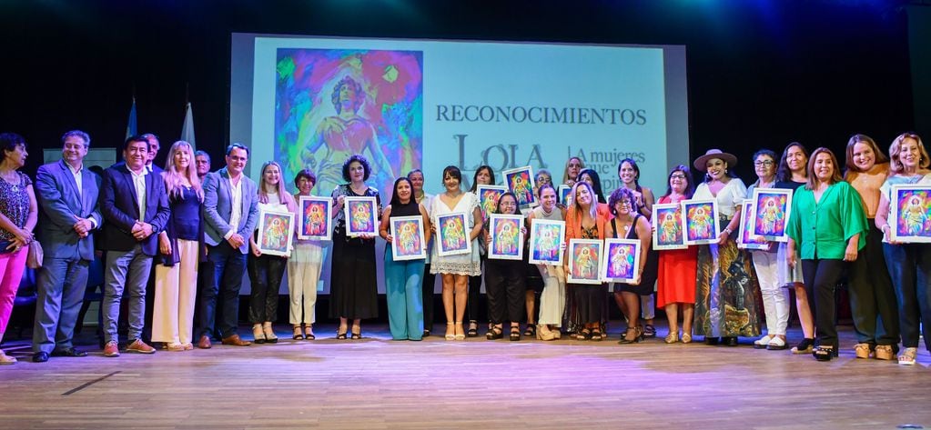 En la edición 2024 de los Reconocimientos "Lola Mora", 20 mujeres recibieron cada una de manos de autoridades y ediles municipales la obra "La Libertad" interpretada por el artista plástico Leopoldo Pantoja.