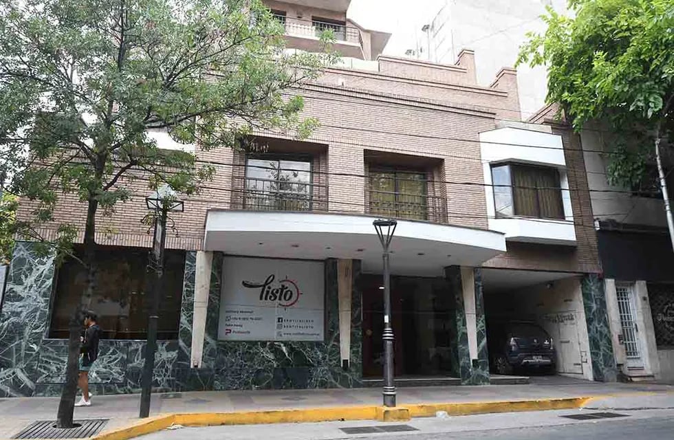 En este apart hotel fueron hallados los cadávares de una mujer y su hijo y pudieron rescatar a un menor que se encontraba con ellos. José Gutiérrez/Los Andes