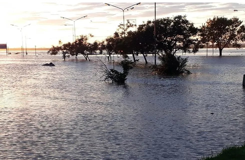 Las intensas lluvias del fin de semana provocaron que los habitantes de distintas localidades de Corrientes terminen evacuando sus hogares.