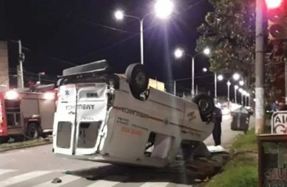 Ambulancia volcó en Paraná.