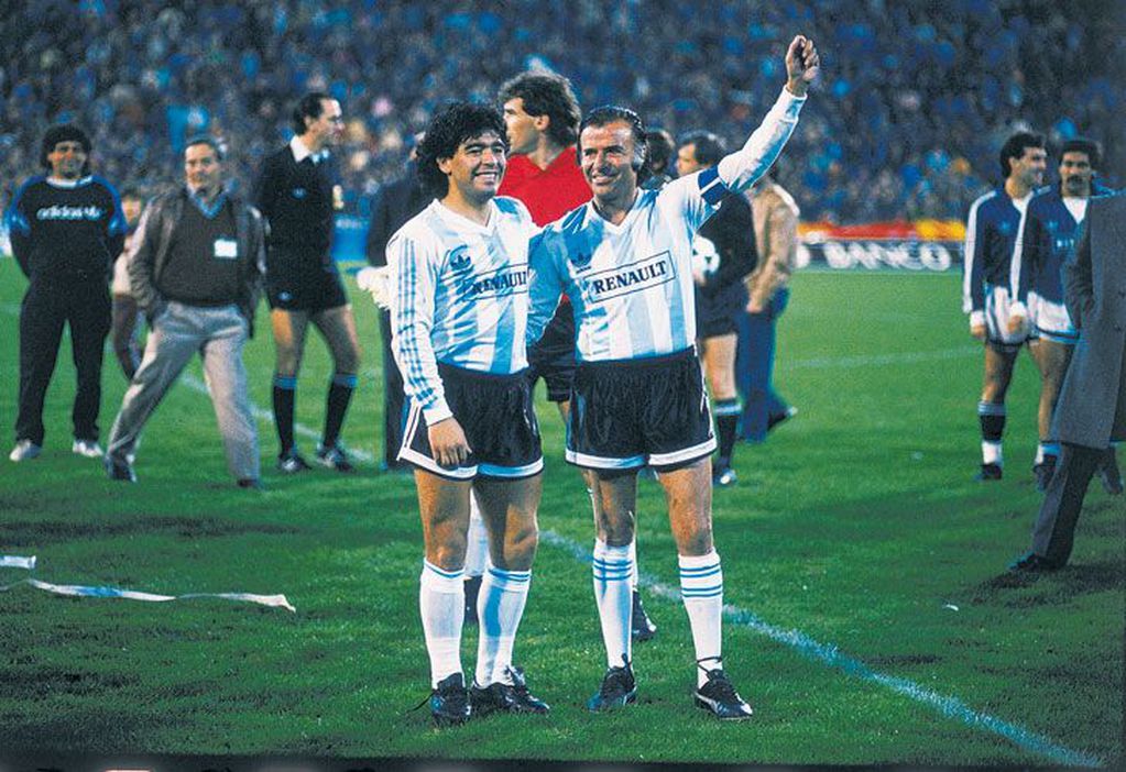 Menem  jugó fútbol con Diego Maradona