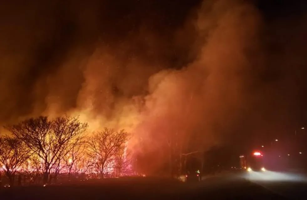 Impresionante incendio en la autopista Córdoba-Carlos Paz. (Foto: Javier Ferreyra)