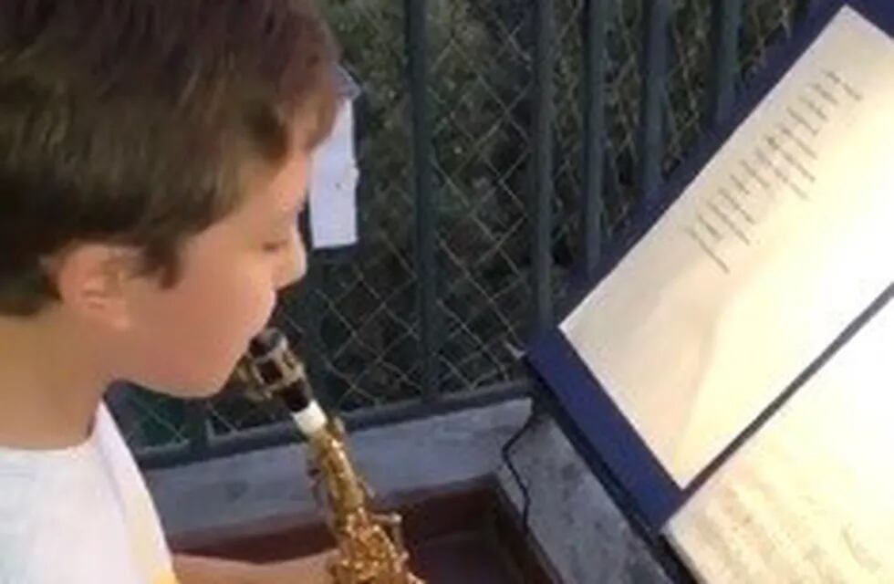 Un niño tocó el himno desde el balcón de su casa en La Plata en plena cuarentena (Youtube)
