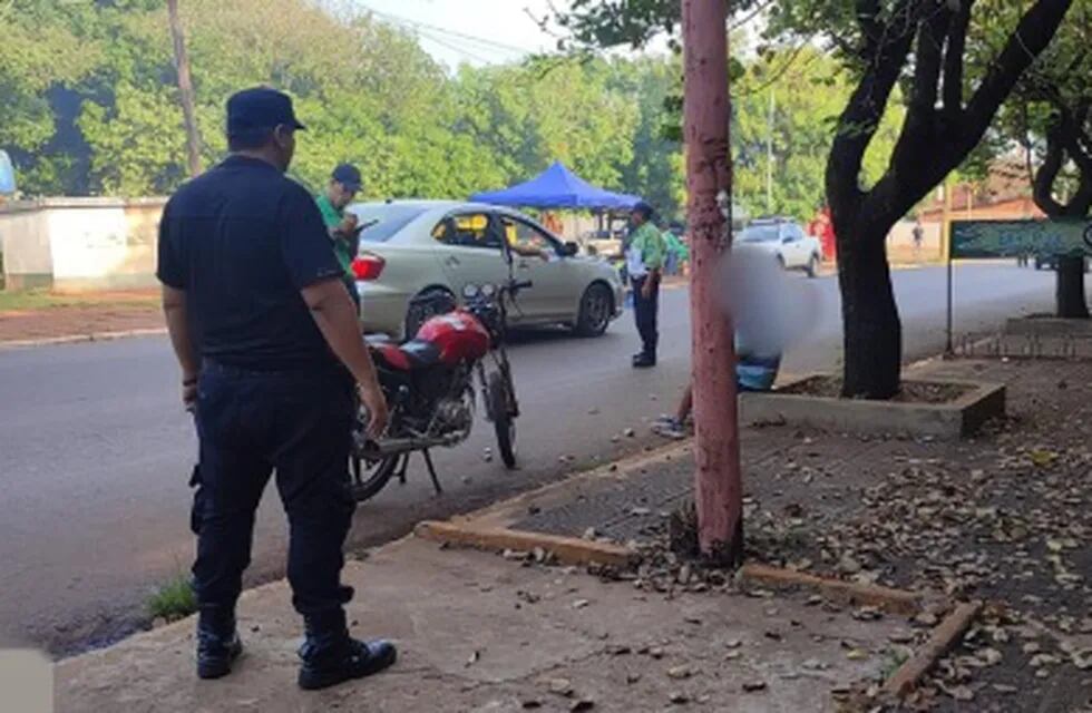 Puerto Iguazú: ebrio, fue demorado tras despistar con su motocicleta.