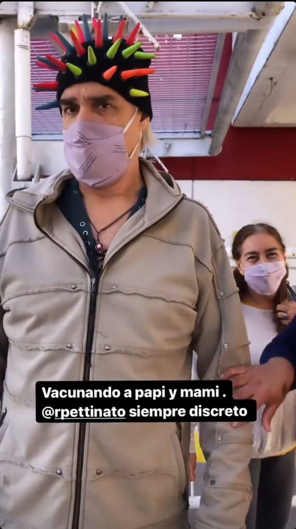 Roberto Pettinato lució un gorro estrafalario para vacunarse.