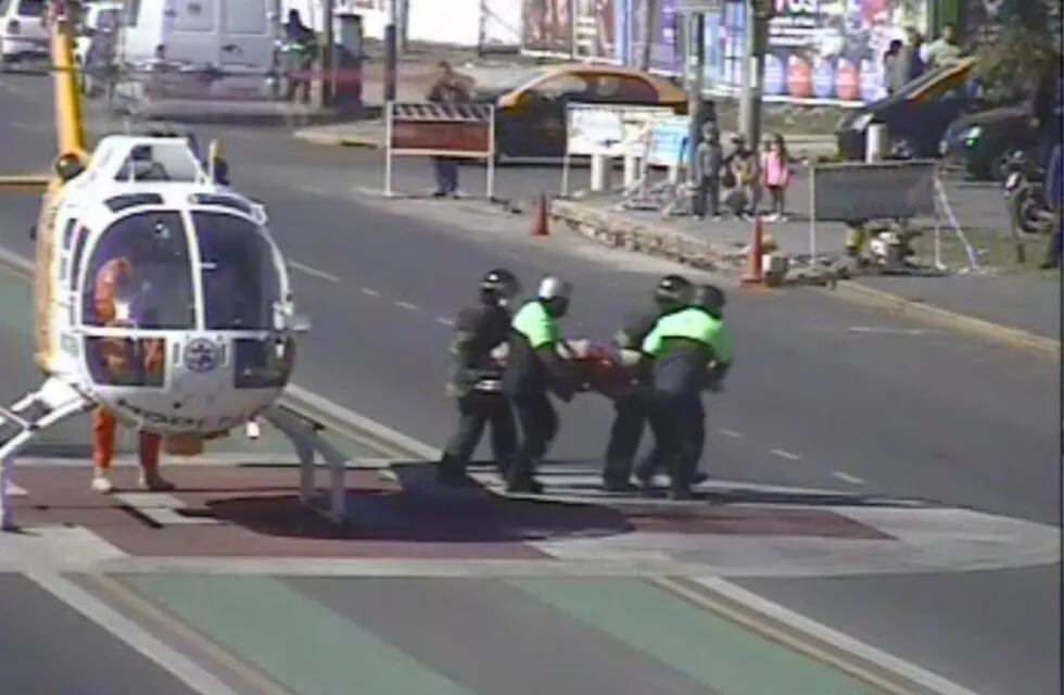 El hombre baleado en Avenida del Rosario al 5900 fue trasladado en el helicóptero al HECA. (@CIOR_Rosario)