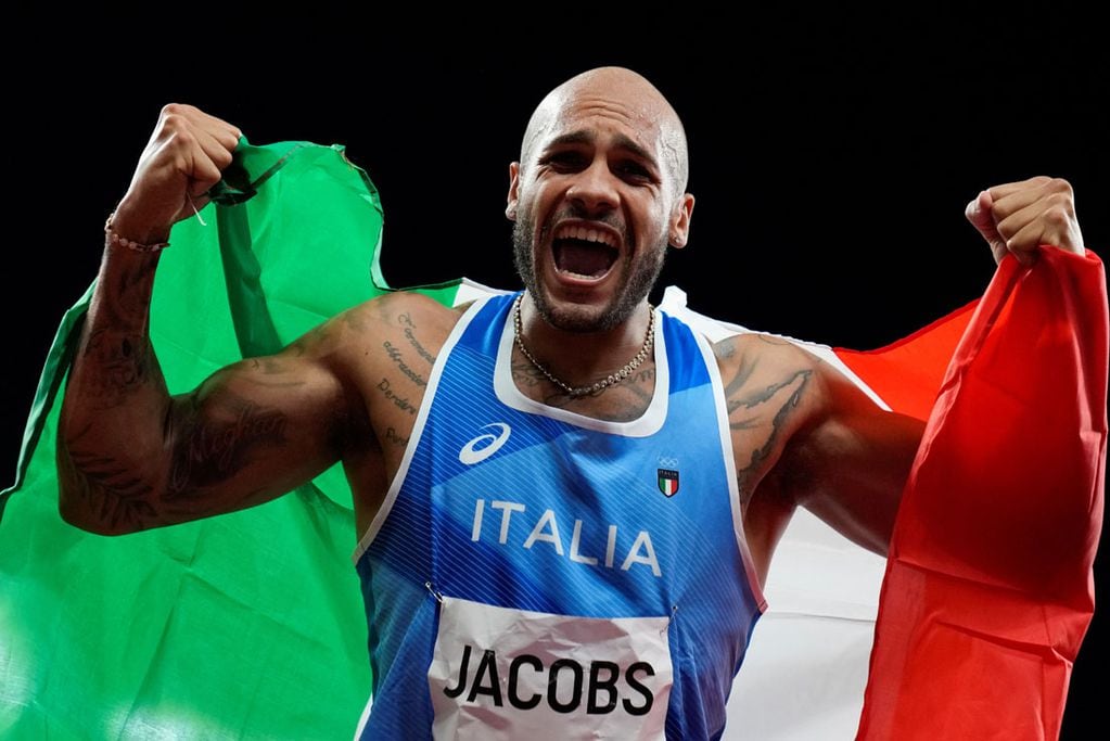 Lamont Jacobs, de Italia, celebra después de ganar la final masculina de 100 metros. (AP)