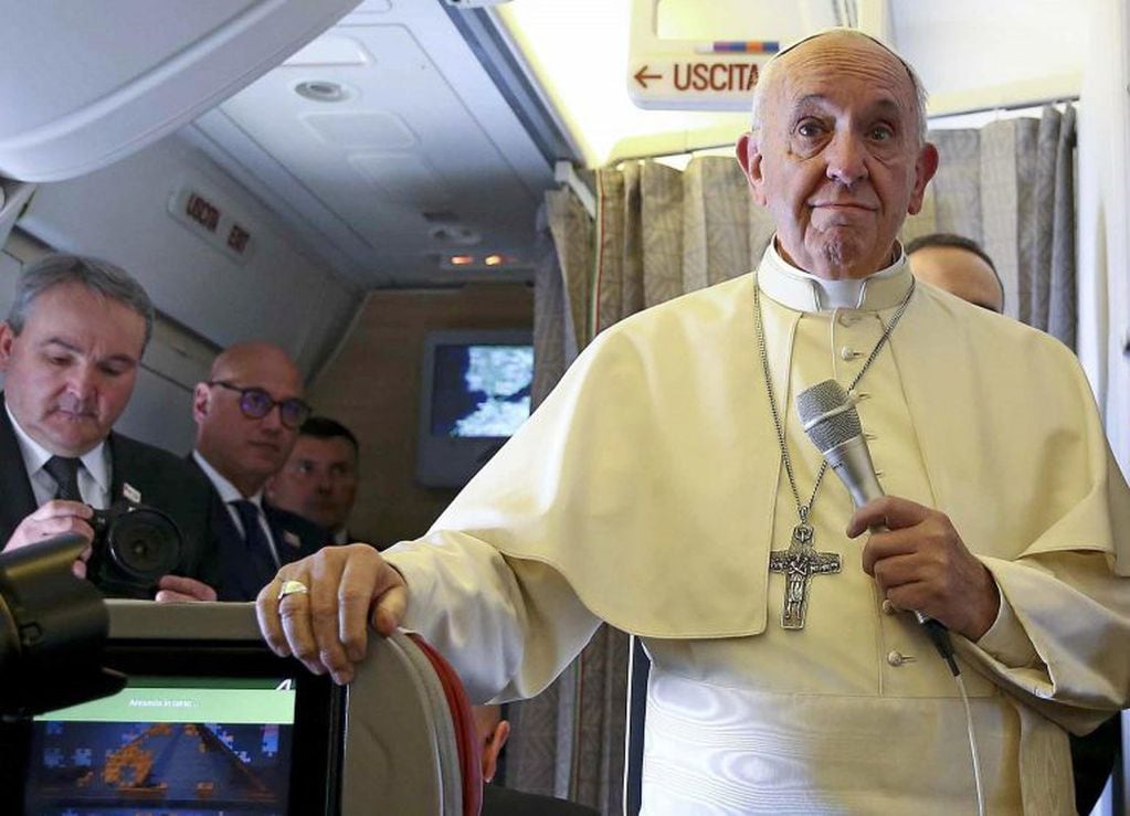 El papa Francisco charla con periodistas a bordo del vuelo hacia Chile.