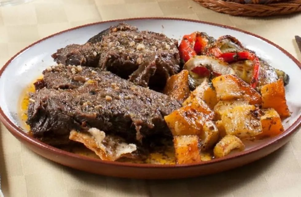 En los restaurantes ofrecen combos especiales con la carne a la masa como plato principal.